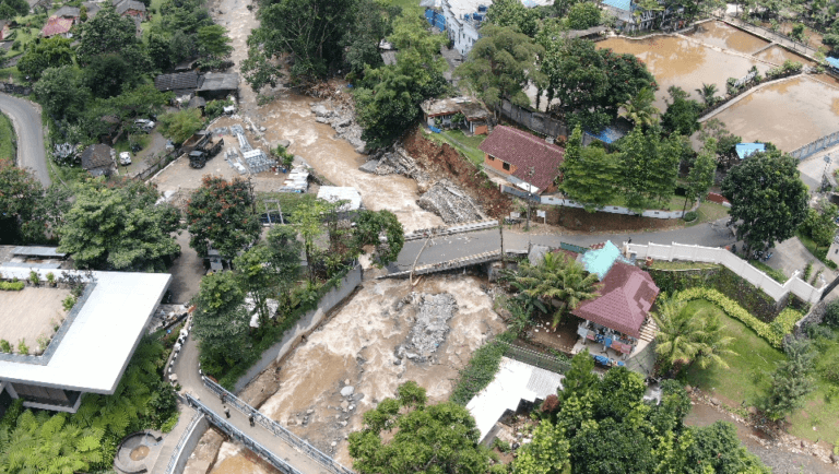 Gambar-1.-Kerusakan-Jembatan-di-kecamatan-Cisarua-akibat-banjir